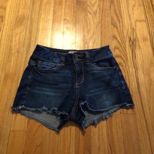 Cute Mudd short-shorts!
